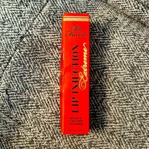 Brand new Too Faced
Lip Injection Extreme Lip Plumper - tangerine dream